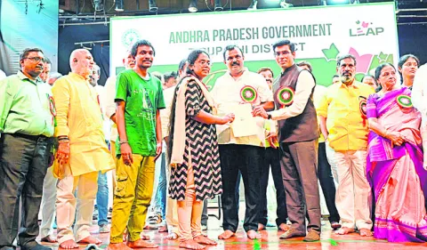 అవార్డులతో ప్రతిభకు ప్రోత్సాహం