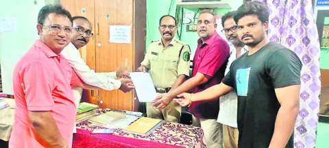 సాక్షి కార్యాలయాలపై దాడులు సరికాదు 