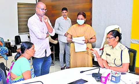పోలీస్‌ స్పందనకు 64 ఫిర్యాదులు 