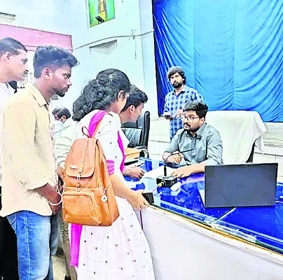 అనుమతి లేని విద్యాసంస్థల బోర్డులు తొలగించాలి