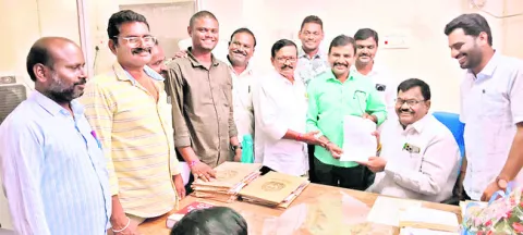 కేయూలో ఉద్యోగుల ఎన్నికల సందడి 

