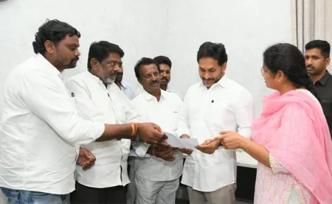 Cocoa, Tobaco Farmers Meet YS Jagan Mohan Reddy