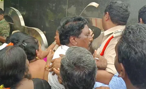 BJP And Janasena Attacked Sakshi Office in Rajanagaram 
