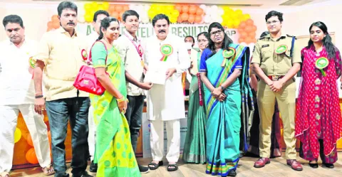 విద్యా రంగంలో ఆదర్శంగా నిలపాలి 