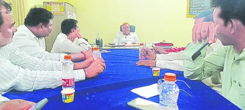 పది టిప్పర్లు, జేసీబీ సీజ్‌ 