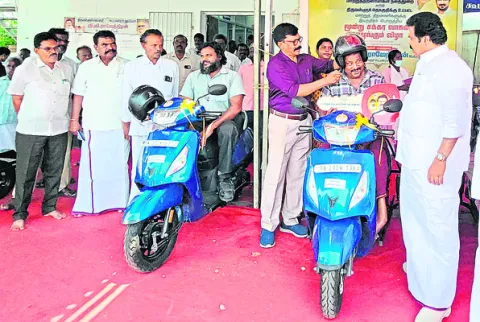 దివ్యాంగులకు వాహనాల పంపిణీ