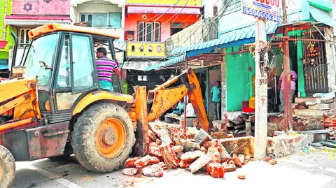 తిరుత్తణి మపోసీ రోడ్డులో ఆక్రమణల తొలగింపు 