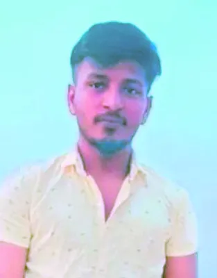 రోడ్డు ప్రమాదంలో  యువకుడి దుర్మరణం
