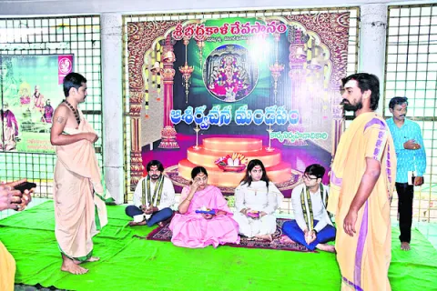 అమ్మవారిని దర్శించుకున్న ట్రెయినీ ఐఏఎస్‌లు