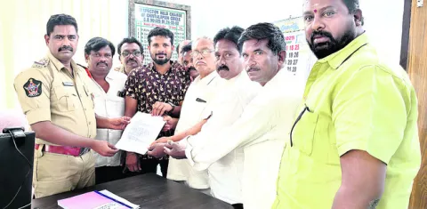 సాక్షి మీడియాపై దాడులు అరికట్టాలి 