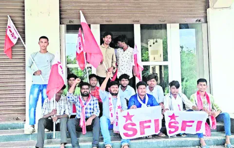 చైతన్య పాఠశాల ఎదుట ధర్నా 
