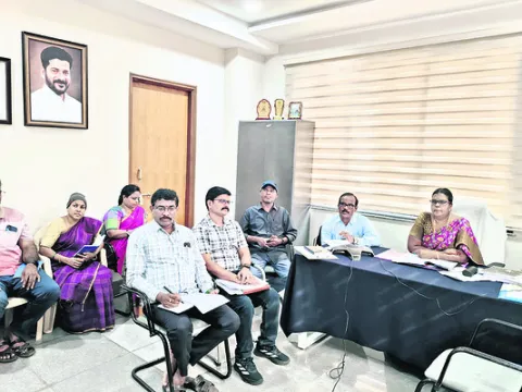 పండుగ వాతావరణంలో బడులు ప్రారంభించాలి