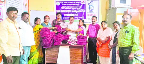 స్కూళ్లు ప్రారంభమయ్యేలోగా యూనిఫాంల పంపిణీ  
