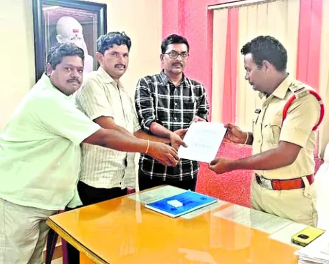 ‘సాక్షి’ కార్యాలయం వద్ద ఆందోళనపై ఫిర్యాదు 