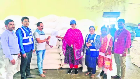 జిల్లాలో ఫుడ్‌ సేఫ్టీ అధికారుల దాడులు