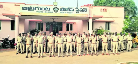 కప్పరాళ్లతిప్పలో పోలీసుల తనిఖీలు 