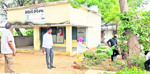 ప్రత్యేకాధికారుల బడి బాట