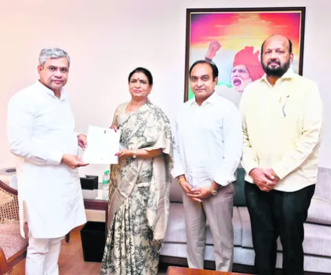 పెండింగ్‌ రైల్వే పనులు పూర్తి చేయాలని ఎంపీ వినతి  

