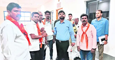 సమస్యలు పరిష్కరించాలని ధర్నా