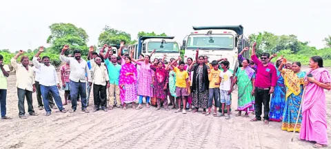 రైల్వే ట్రాక్‌ పనులు అడ్డగింత
