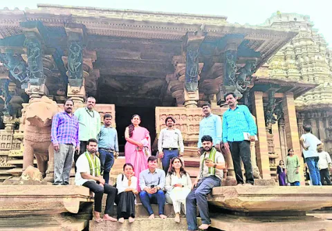 రామప్పను సందర్శించిన ట్రెయినీ ఐఏఎస్‌లు