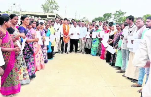 ఇందిరమ్మ ఇళ్ల కోసం డబ్బులు అడిగితే చర్యలు 