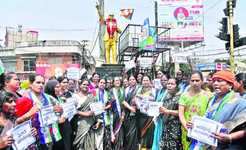 కీచక సైకోలను కఠినంగా శిక్షించాలి 