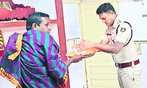 వ్యాన్‌, బైక్‌ ఢీకొని ఒకరి మృతి 
