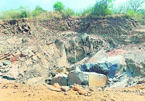 అక్రమ గ్రా‘నైట్‌’ ..రైట్‌ రైట్‌ 