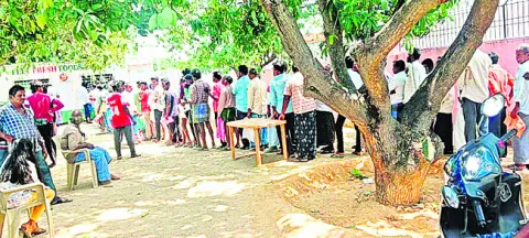 పర్మిట్లకు పడిగాపులు 
