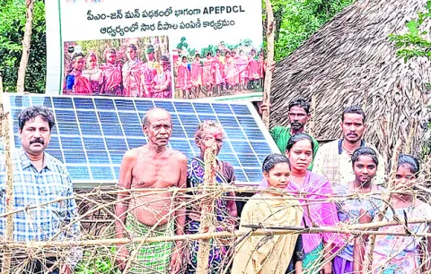 సోలార్‌ యూనిట్ల పరిశీలన
