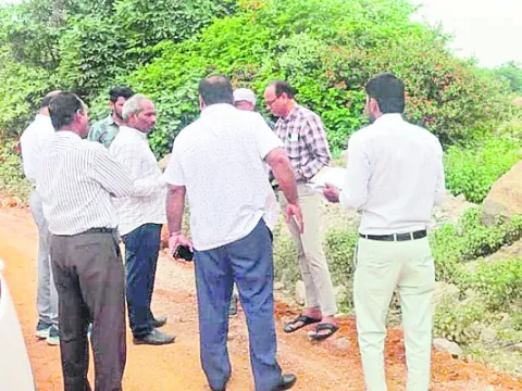 ప్రభుత్వ భూముల పరిశీలన 