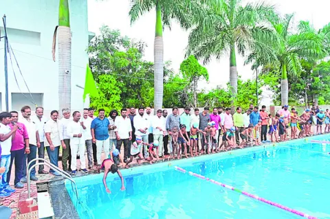 ఉత్సాహంగా స్విమ్మింగ్‌ పోటీలు 