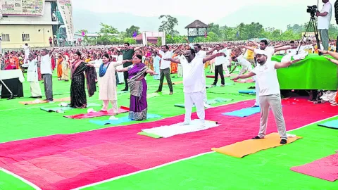 అవస్థల ‘యోగాంధ్ర’ 