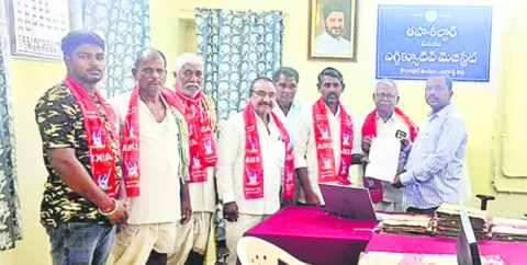 నకిలీ విత్తన వ్యాపారులపై చర్యలు తీసుకోవాలి
