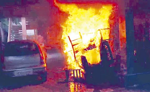 Tdp Goons Attack On Eluru Sakshi Media Offices: Andhra pradesh