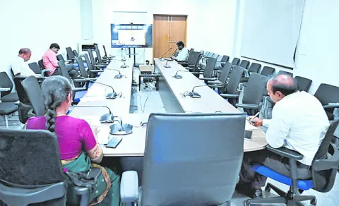 తోరణాలు కట్టి స్వాగతం పలకాలి 