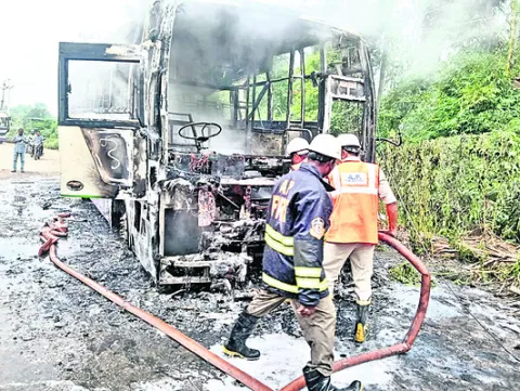 ఫార్మా కంపెనీ బస్సుకు మంటలు 