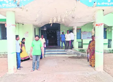 తహసీల్దార్‌ కార్యాలయాల వద్ద దరఖాస్తుదారుల నిరీక్షణ