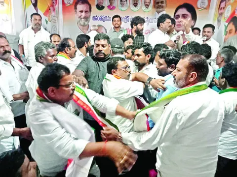 కాంగ్రెస్‌లో  భగ్గుమన్న విభేదాలు 
