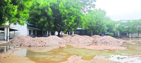 సారూ.. బడిలోకి ఎలా వెళ్లాలి? 