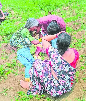 రోటావేటర్‌లో ఇరుక్కుని బాలిక మృతి 