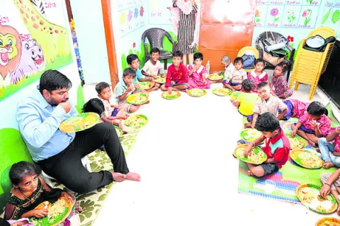 పిల్లల సంక్షేమానికి  అంగన్‌వాడీ బాట
