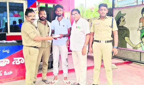 నిజాయితీ చాటుకున్న ఆర్టీసీ ఉద్యోగులు