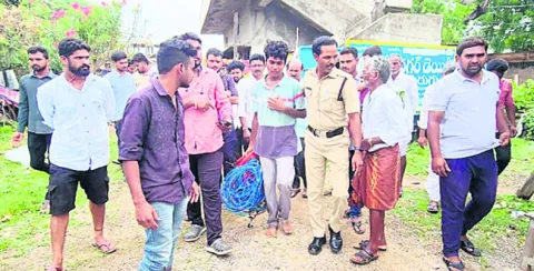 దొంగను పోలీసులకు పట్టించిన రైతులు