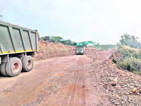కొండను తవ్వేస్తూ.. మట్టిని తరలిస్తూ