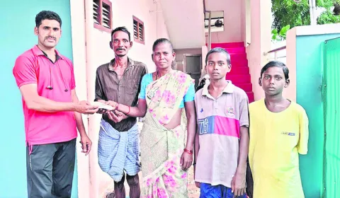 ఆపదలో ఉన్న కుటుంబానికి ఆర్థికసాయం