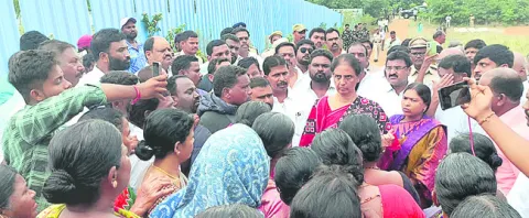 అన్యాయంగా భూములు లాక్కోవద్దు 
