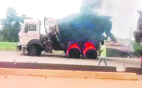 ఏడీబీ రోడ్డుపై లారీ దగ్ధం 
