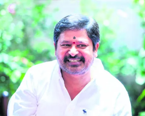 స్కూల్‌కు నడుచుకుంటూ వెళ్లే వాడిని